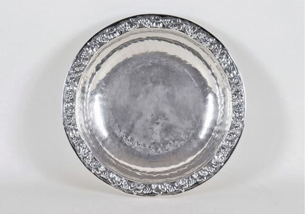 Round fruit bowl in hammered silver, with embossed and chiseled edge with shoots and bunches of grapes, gr. 375