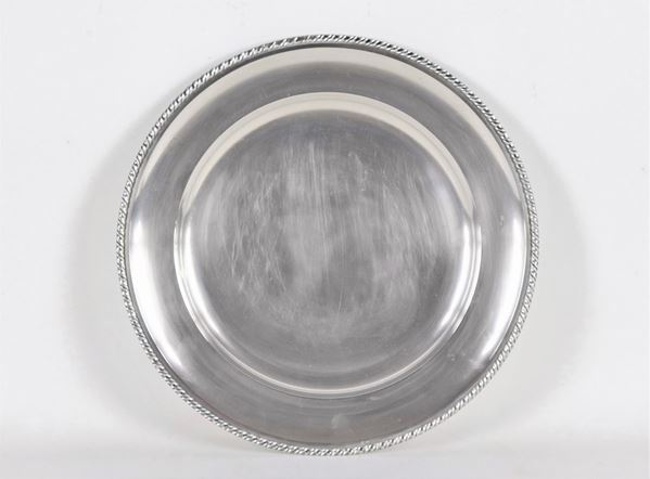 Round silver plate with poded edge, gr. 600