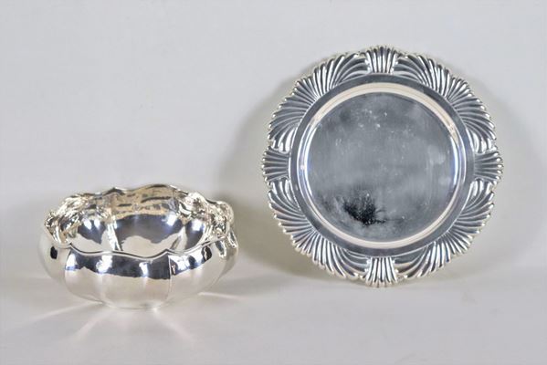 Silver lot of a round arched bowl and a round saucer with embossed palmette edge (2 pcs), gr. 670