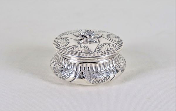 Round sugar bowl in chiseled and embossed silver with fan motifs, rose-shaped pommel, gr. 140
