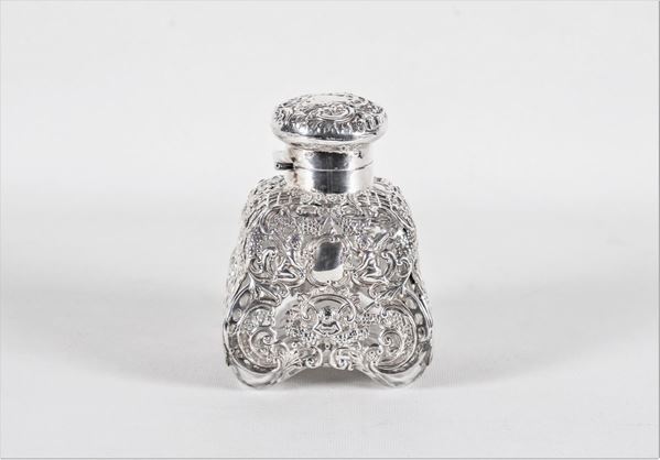 Perfume bottle from the Queen Victoria period, in crystal and chiseled, embossed and perforated silver with Louis XVI motifs
