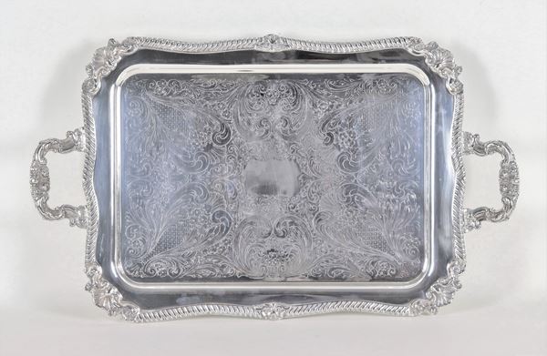 Grande vassoio rettangolare a due manici Tiffany & Co Makers Silver- Soldered EP, in metallo bagnato in argento, cesellato e sbalzato a motivi di baccellature e conchiglie, sorretto da quattro piedi ricurvi