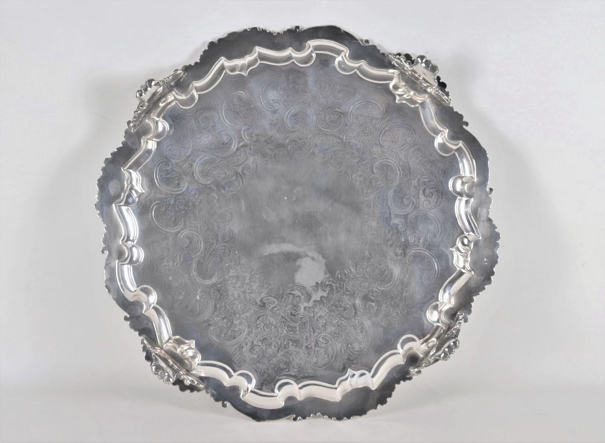 Grande salver in sheffield, con bordo centinato, sbalzato e cesellato a motivi di conchiglie e vo...