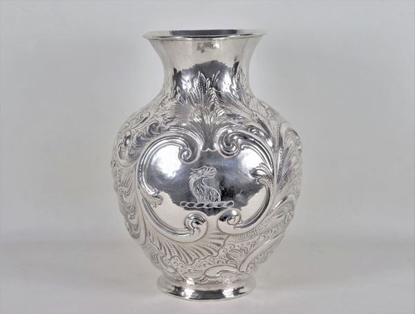 Large amphora vase in silver metal, entirely chiseled and embossed with motifs of scrolls of acanthus leaves and flowers