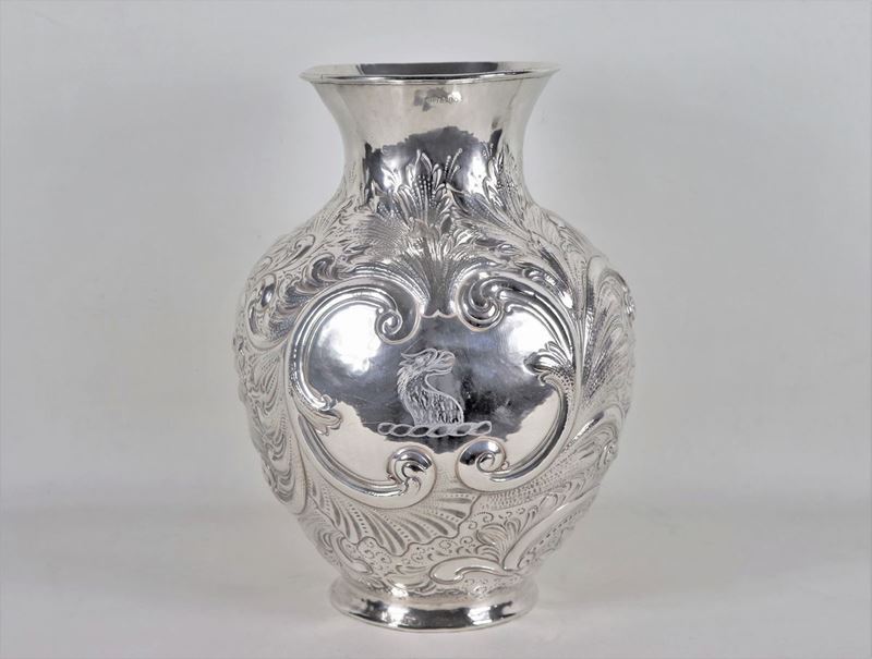 Grande vaso ad anfora in metallo argentato, interamente cesellato e sbalzato a motivi di volute d...