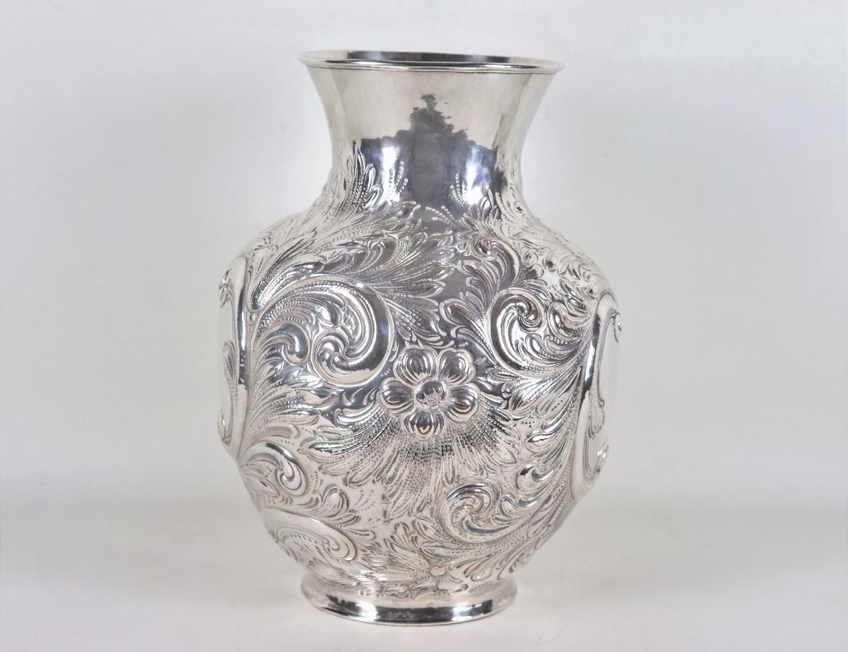 Grande vaso ad anfora in metallo argentato, interamente cesellato e sbalzato a motivi di volute d...