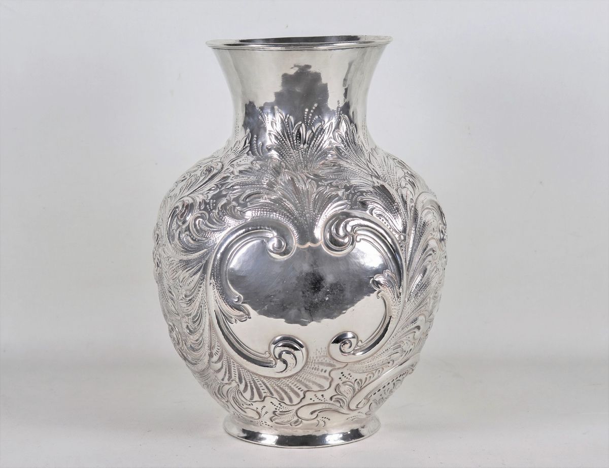 Grande vaso ad anfora in metallo argentato, interamente cesellato e sbalzato a motivi di volute d...