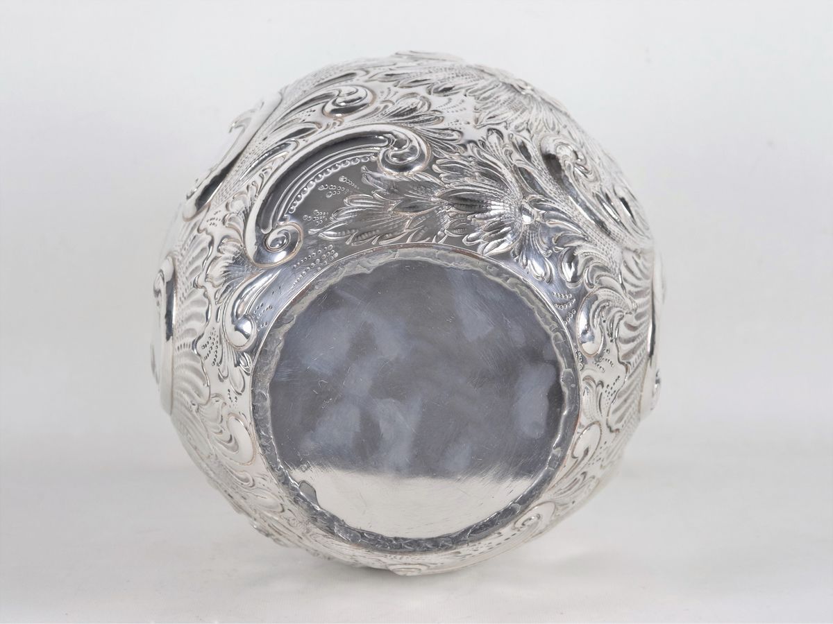 Grande vaso ad anfora in metallo argentato, interamente cesellato e sbalzato a motivi di volute d...
