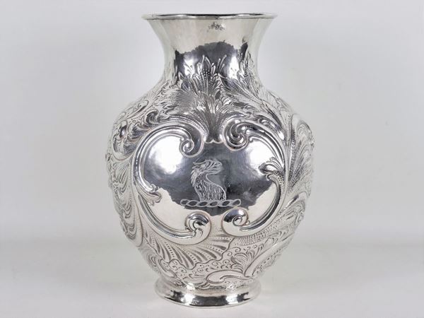 Large amphora vase in silver metal, entirely chiseled and embossed with motifs of scrolls of acanthus leaves and flowers