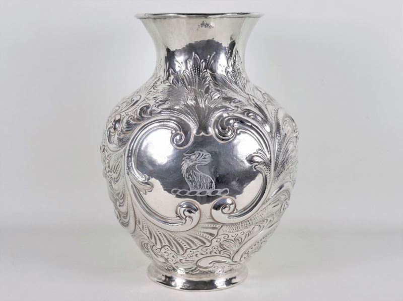 Grande vaso ad anfora in metallo argentato, interamente cesellato e sbalzato a motivi di volute d...
