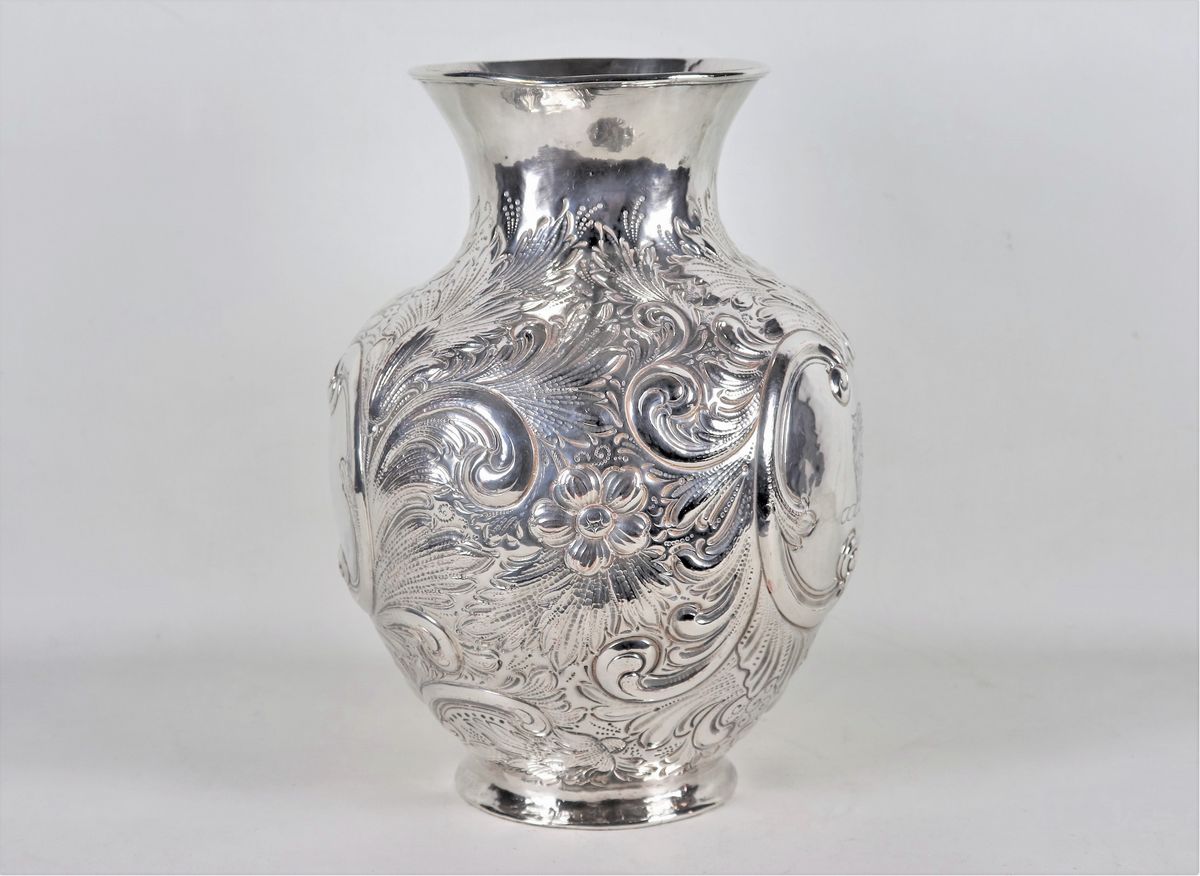 Grande vaso ad anfora in metallo argentato, interamente cesellato e sbalzato a motivi di volute d...