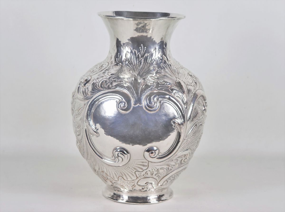 Grande vaso ad anfora in metallo argentato, interamente cesellato e sbalzato a motivi di volute d...