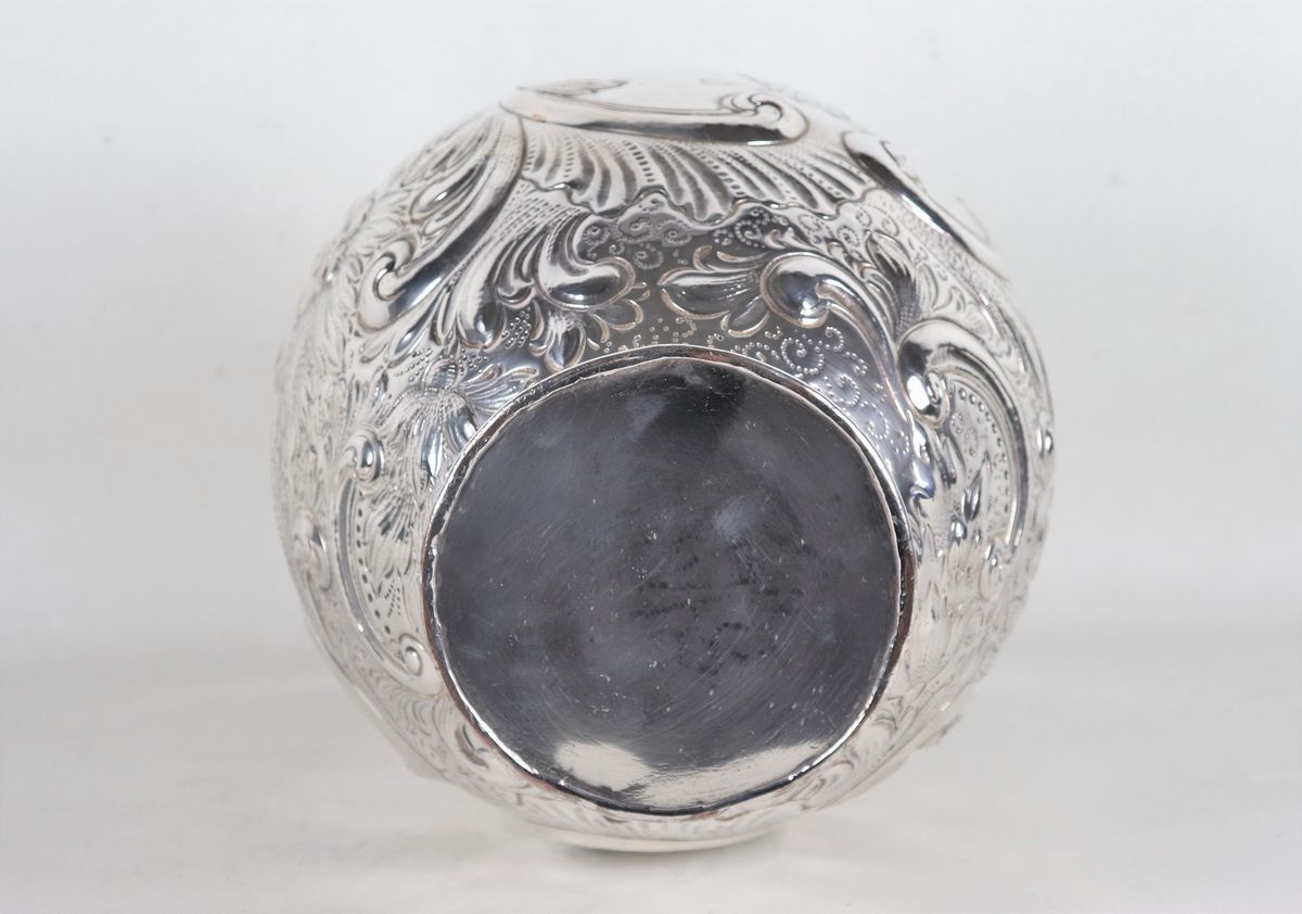 Grande vaso ad anfora in metallo argentato, interamente cesellato e sbalzato a motivi di volute d...