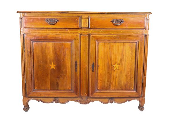 Credenza veneta in noce, con intarsi in bosso a filettature geometriche e stelle 