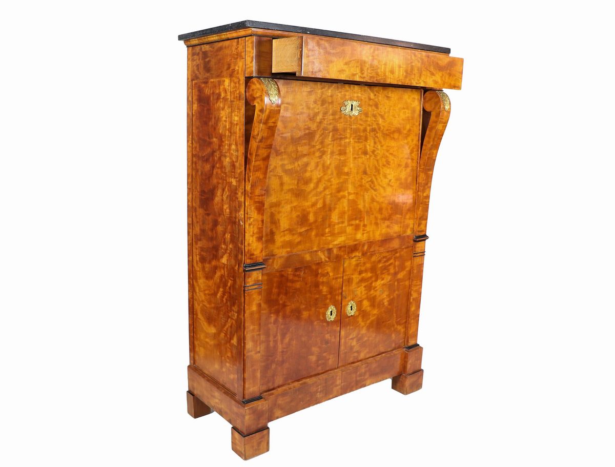 Secretaire Epoca Impero, lastronato in ciliegio venato con guarnizioni in bronzo dorato e cesella...