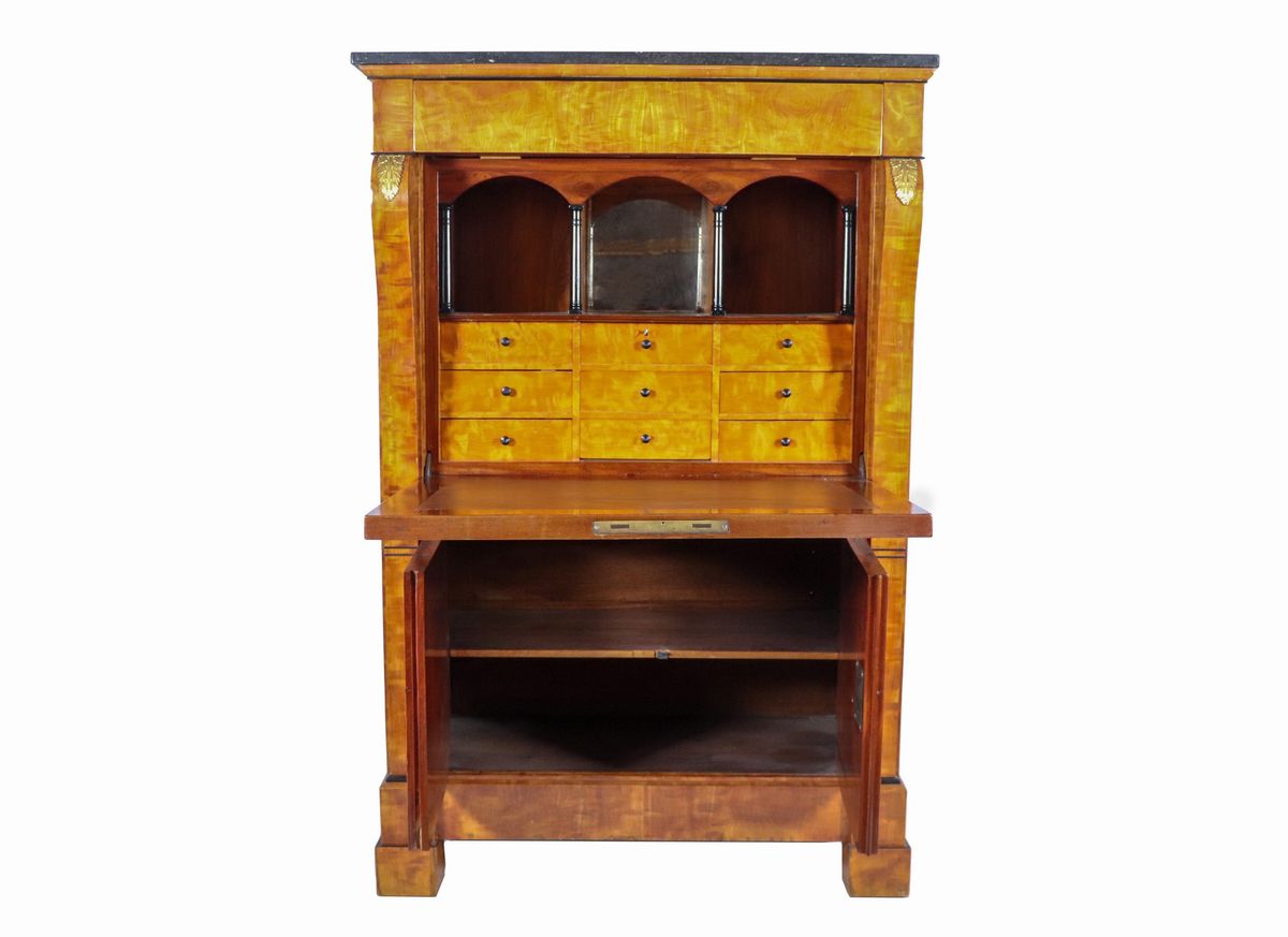 Secretaire Epoca Impero, lastronato in ciliegio venato con guarnizioni in bronzo dorato e cesella...