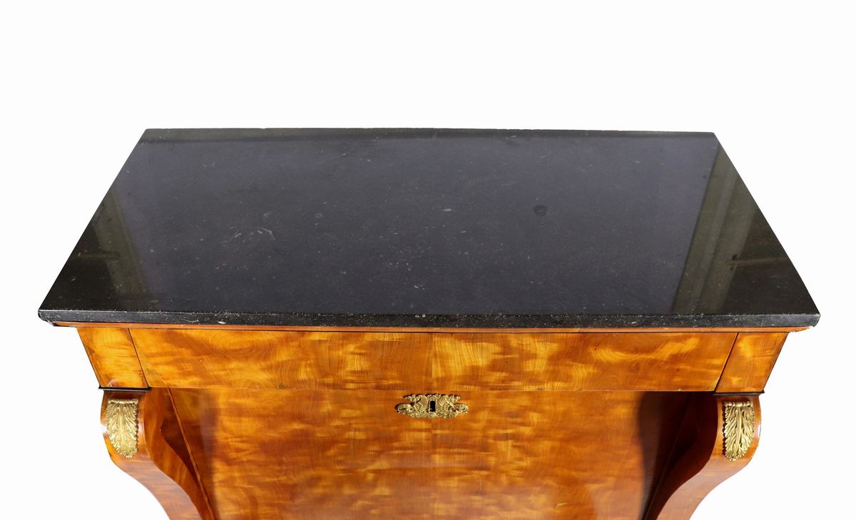 Secretaire Epoca Impero, lastronato in ciliegio venato con guarnizioni in bronzo dorato e cesella...