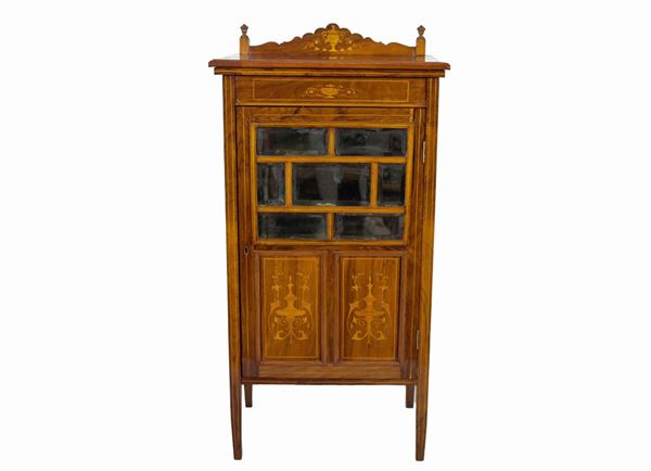 Piccola credenza in noce Epoca Edoardo VII, con intarsi in legno satinato a motivi di anfore e fiori
