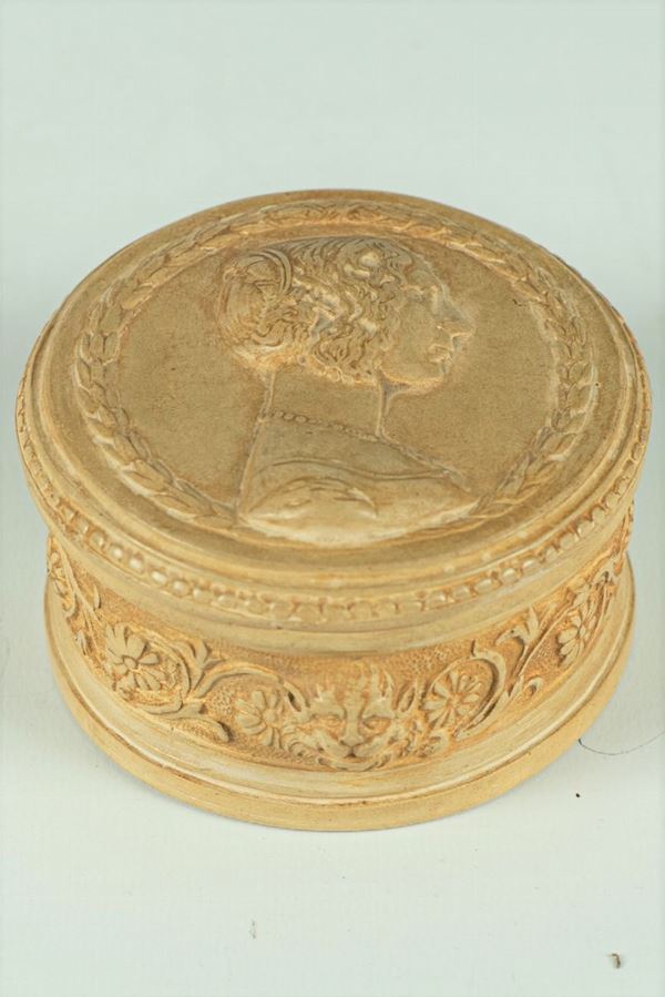 Round terracotta box from Signa