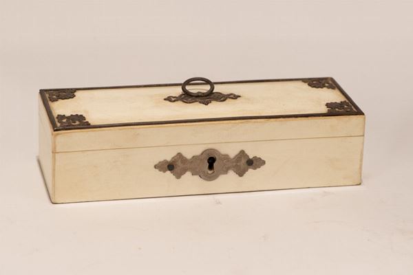 Box in imitation ivory lacquered wood