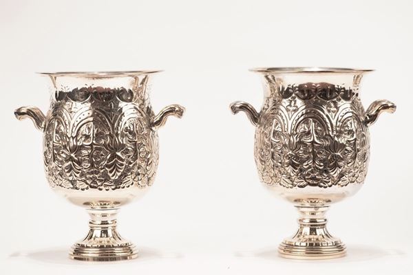 Coppia di vasi a forma di anfore in metallo argentato