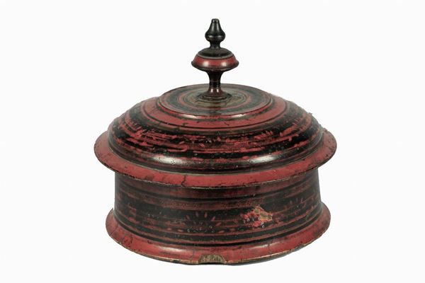 Chinese box in red lacquer and wood