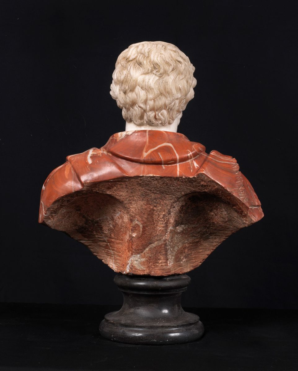"Imperatore Romano", busto in marmo bianco e diaspro tenero di Sicilia sorretto da base circolare