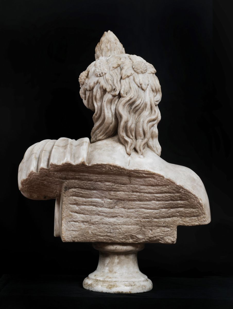 "Antinoo", busto in marmo bianco sorretto da base tonda