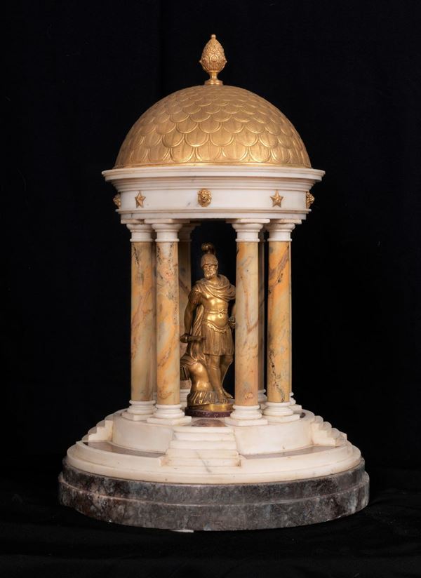 "Tempietto tondo con colonne e soldato romano", scultura in marmo bianco, giallo antico, porfido e grigio venato, con cupola e soldato romano in bronzo dorato e cesellato