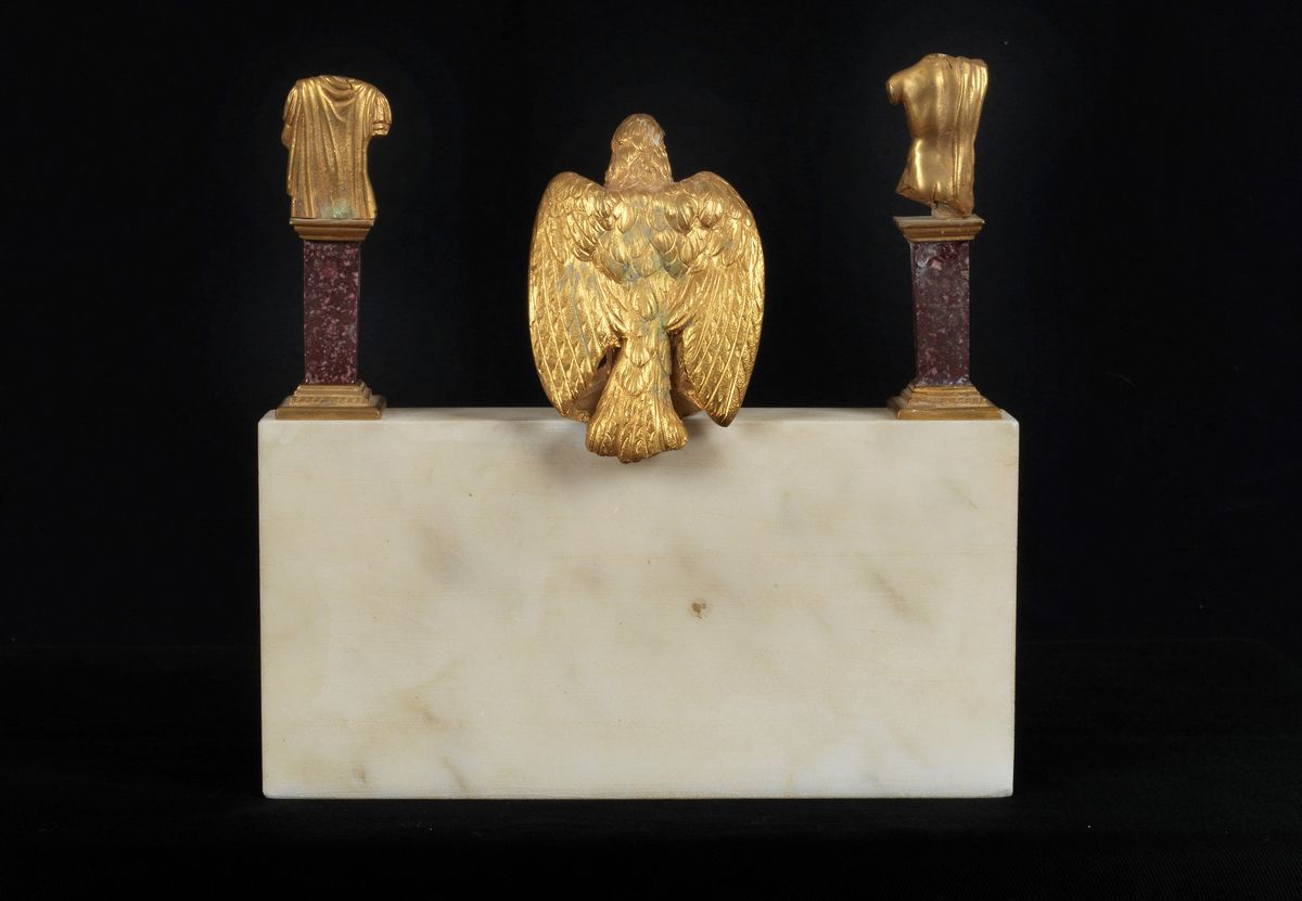 Frontespizio romano in marmo bianco e porfido, con aquila e busti romani in bronzo dorato e cesel...