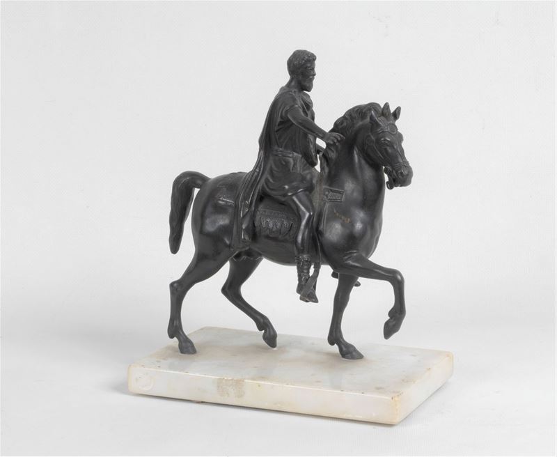 "Marco Aurelio", piccola scultura in bronzo con base rettangolare in marmo bianco