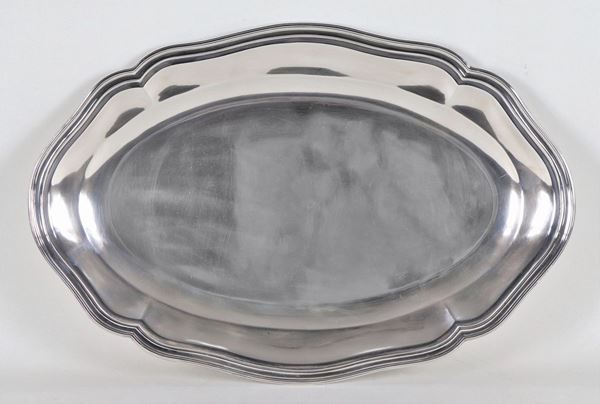 Vassoio ovale da portata in argento con bordo centinato e sbalzato, gr. 1500
