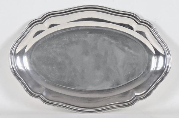 Vassoio ovale da portata in argento con bordo centinato e sbalzato, gr. 1450