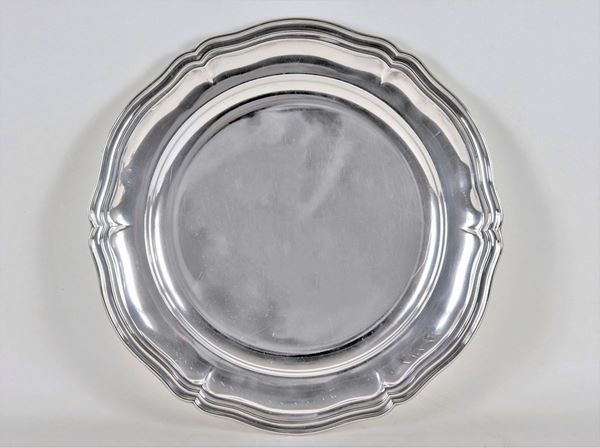 Grande piatto tondo da portata in argento con bordo centinato e sbalzato, gr. 1090