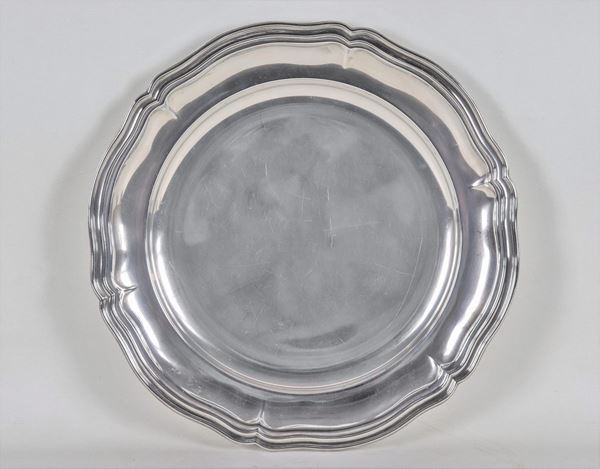 Grande piatto tondo da portata in argento con bordo centinato e sbalzato, gr. 1080