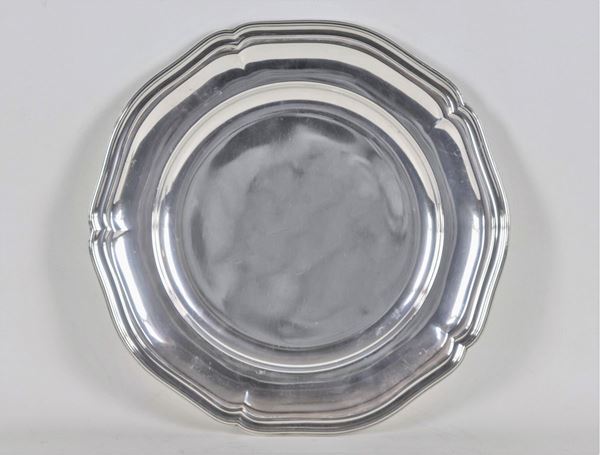 Piatto tondo da portata in argento con bordo centinato e sbalzato, gr. 800