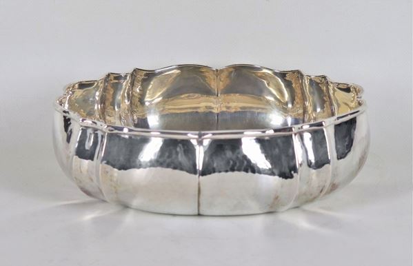 Fruttiera ovale in argento martellato con bordo centinato e sbalzato, gr. 530
