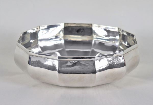 Fruttiera tonda in argento martellato con bordo sagomato, gr. 480