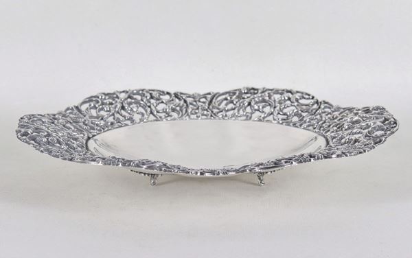 Cestino ovale in argento con bordo cesellato, sbalzato e traforato, sorretto da quattro piedini ricurvi,  gr. 440