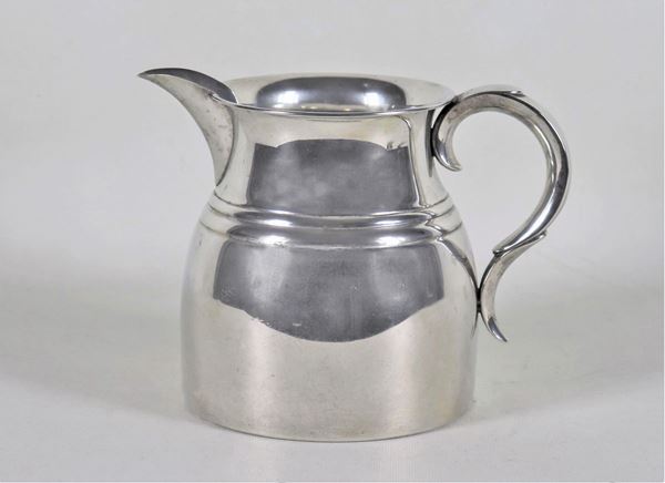 Brocca per acqua in argento con manico ricurvo, gr. 690