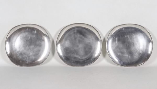 Lot of three antique plates in silver-plated metal, in the shape of an oval with beaded edges