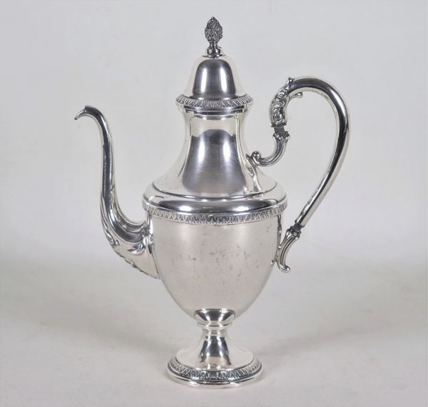 Coffee pot in chiseled and embossed silver with Empire motifs, gr. 410