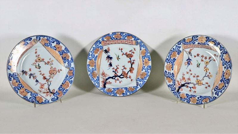 Lotto di tre piatti cinesi in porcellana Imari, con decorazioni in smalto blu, rosso e oro a moti...
