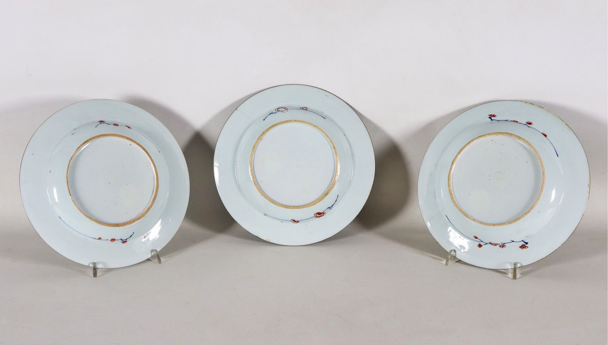 Lotto di tre piatti cinesi in porcellana Imari, con decorazioni in smalto blu, rosso e oro a moti...