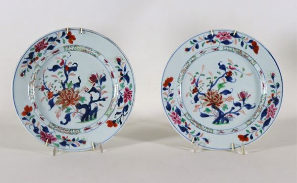 Coppia di piatti cinesi in porcellana Dinastia Quing 1644 - 1911, decorati in smalto nei colori Imari rosso e blu a motivi di fiori esotici