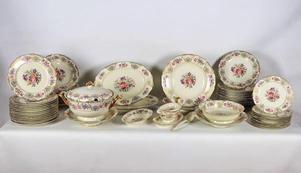 Servizio di piatti in porcellana policroma di Rosenthal, con decorazioni dipinte a motivi di intrecci floreali (59 pz)