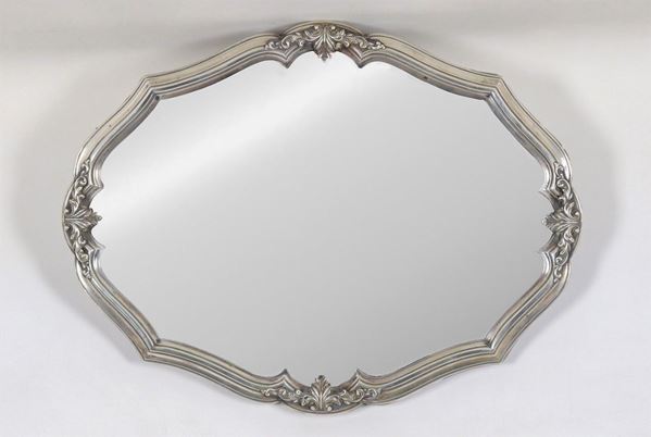Centrotavola Liberty in argento, a forma ovale centinata con bordo sbalzato e cesellato a palmette, fondo a specchio