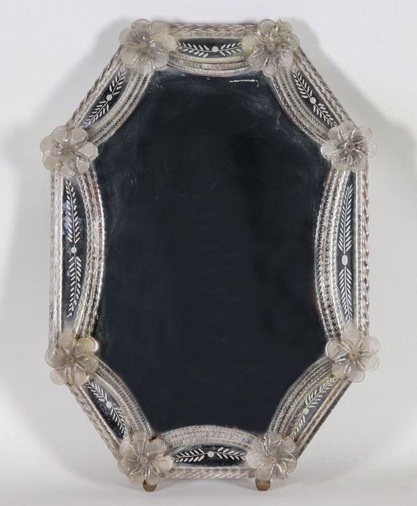 Specchiera veneziana a forma ottagonale in vetro soffiato e inciso, con fiori a rilievo