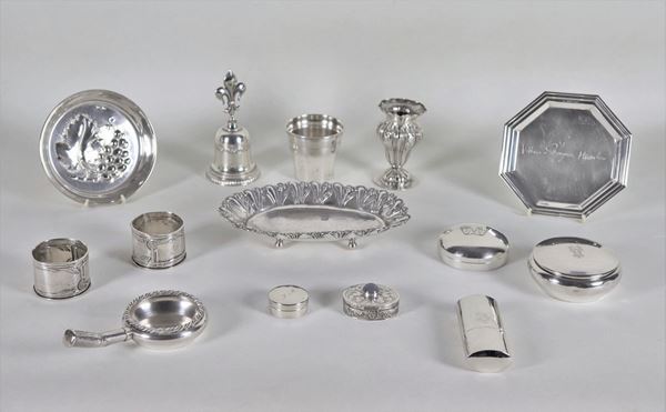 Lot in chiseled and embossed silver (14 pcs), gr. 800