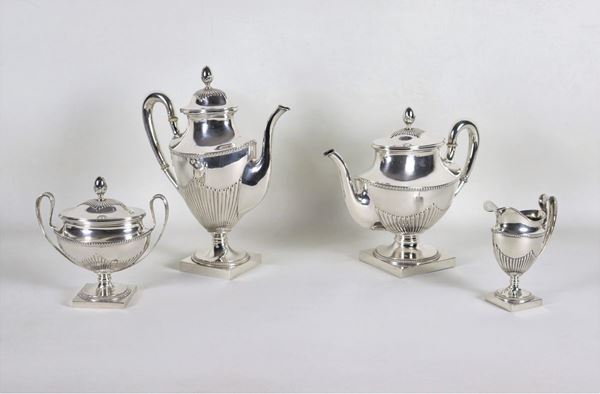Coffee service in chiseled and embossed silver (4 pcs), gr. 1500
